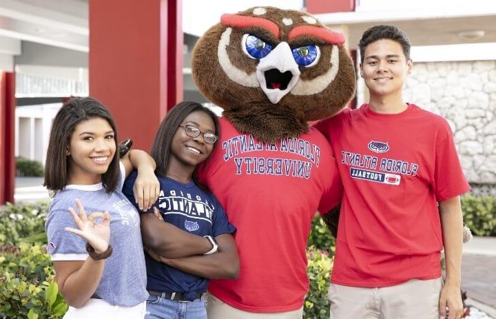Students posing with the university mascot